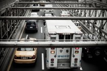 Verkehr auf der brooklyn bridge, vereinigte staaten von amerika — Stockfoto