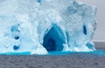 Eisberg, Eisscholle, im südlichen Ozean, 180 Meilen nördlich der Ostantarktis, Antarktis — Stockfoto