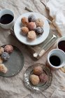 Teller mit Desserts und Kaffee — Stockfoto