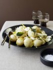 Prato de ovo de codorna e salada de batata — Fotografia de Stock