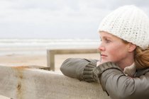 Portrait de femme réfléchie au bord de la mer — Photo de stock