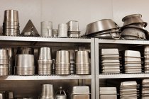 Кухонне начиння і баня для випічки на комерційній кухні — стокове фото