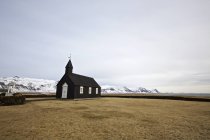 Vista sulla chiesa di Budir e sulle montagne innevate — Foto stock