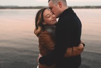 Пара объятий и поцелуев на море, Оттава, Онтарио — стоковое фото