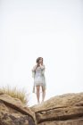 Жінка, розслабляючий рок формування Стоні точки, Topanga Каньйон, Chatsworth, Лос-Анджелес, Каліфорнія — стокове фото