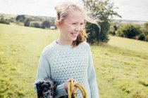 Menina pré-adolescente no campo sorrindo — Fotografia de Stock