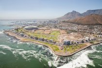 Пташиного польоту стадіон Кейптауна і узбережжя — стокове фото