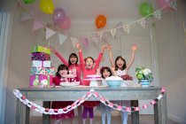 Meninas torcendo na festa de aniversário — Fotografia de Stock