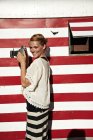 Femme tenant caméra vintage — Photo de stock