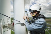 Trabalhos de manutenção das lâminas de uma turbina eólica — Fotografia de Stock