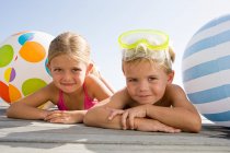Mädchen und Junge im Urlaub — Stockfoto