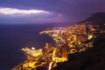 Vista de alto ángulo de las luces de la ciudad de Montecarlo por la noche, Mónaco - foto de stock