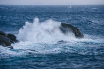 Bela vista da onda do oceano salpicando sobre a rocha, Reine, Lofoten, Noruega — Fotografia de Stock