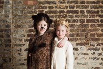 Les jeunes filles habillées en chat et reine — Photo de stock