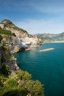 Vista panorámica de Atrani en la costa amalfitana - foto de stock