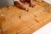 Immagine ritagliata di donna anziana che fa la pasta da pasta — Foto stock