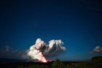 Ceneri vulcaniche e nubi di vapore — Foto stock