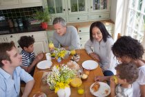 Famille savourant le repas ensemble — Photo de stock
