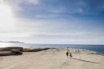 Homem maduro passeando com sua filha na praia, Calvi, Córsega, França — Fotografia de Stock