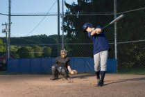 Ragazzo adolescente mancante baseball — Foto stock