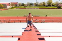 Junge Leichtathleten trainieren auf Stadionstufen — Stockfoto