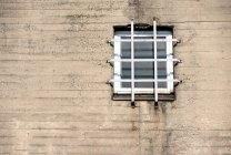 Gitter über Fenster — Stockfoto