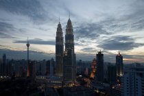 Luftaufnahme des malaysischen Kuala Lumpur in der Abenddämmerung — Stockfoto