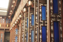 Puertas y ventanas de madera chinas tradicionales alineadas en fila, Hangzhou, China - foto de stock