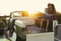 Surfing couple in back of pickup truck at Newport Beach, California, USA — Stock Photo