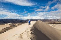 Trekker a piedi nel Death Valley National Park, California, Stati Uniti — Foto stock