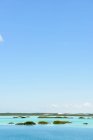 Idyllische friedliche Szenerie mit Meeresküste und blauem Himmel an der Karibikküste — Stockfoto