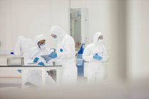 Scientists working in laboratory — Stock Photo