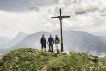 Retrato de tres senderistas varones maduros en la montaña, Achenkirch, Austria - foto de stock