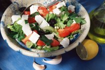 Salade grecque dans un bol, fermer — Photo de stock