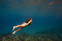Donna che nuota sott'acqua, Oahu, Hawaii, Stati Uniti d'America — Foto stock