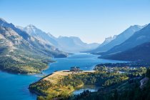 Overlooking the Prince of Wales Hotel and the Waterton town in Waterton Lakes National Park, Alberta, Canada. — Stock Photo