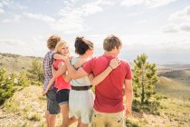 Menina adolescente e amigos adultos olhando para fora sobre a paisagem, Bridger, Montana, EUA — Fotografia de Stock