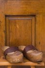 Primo piano di vecchi zoccoli di legno tradizionali — Foto stock
