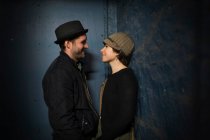 Couple talking in alleyway — Stock Photo