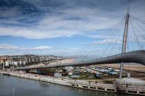 Puente peatonal sobre el agua en Pescara - foto de stock