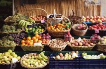 Primer plano de las frutas en el puesto de mercado - foto de stock
