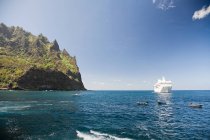 Bahía de omoa con barco y barcos a la luz del sol - foto de stock
