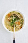 Ciotola di zuppa con mestolo, vista dall'alto — Foto stock