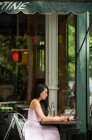 Mitte erwachsene Frauen nutzen digitales Tablet im Straßencafé — Stockfoto
