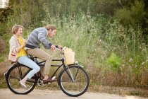 Casal jovem em uma bicicleta — Fotografia de Stock