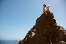 Junge Frau auf felsen, palos verdes, kalifornien, usa — Stockfoto