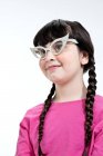 Retrato de menina vestindo óculos retro — Fotografia de Stock