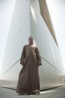 Ближневосточный человек по современному зданию Дубая — стоковое фото