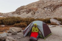 Портрет мужчины-туриста, сидящего у палатки, Mineral King, Национальный парк Секвойя, Калифорния, США — стоковое фото
