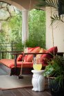 Sedile oscillante su portico e brocca di limonata — Foto stock